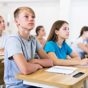 Een jongen en een meisje tijdens de les